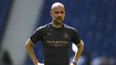 Pelatih Manchester City, Pep Guardiola menyaksikan pemainnya berlatih di stadion Dragao di Porto, Portugal, Jumat (28/5/2021). Manchester City akan bertanding melawan Chelsea pada babak final Liga Champions pada Sabtu malam atau Minggu (30/5/2021) dini hari. (AP Photo/Manu Fernandez)