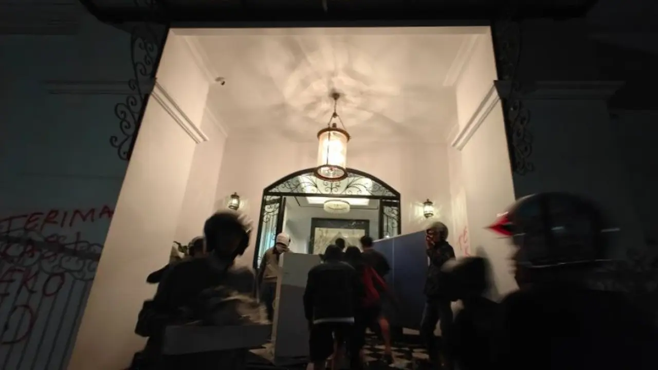 Rumah Anggota DPR Eko Hendro Purnomo atau Eko Patrio di Jalan Karang Asem 1, Kuningan, Setiabudi, Jakarta Selatan dijarah massa.