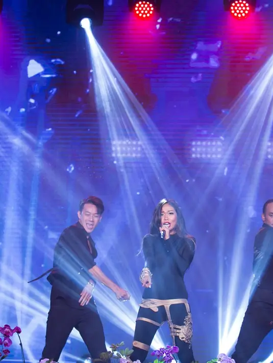 Di acara spesial ini Shanty membawakan dua buah lagu. Penampilannya didukung oleh penari latar. (Mohammad Soelaiman/Bintang.com)