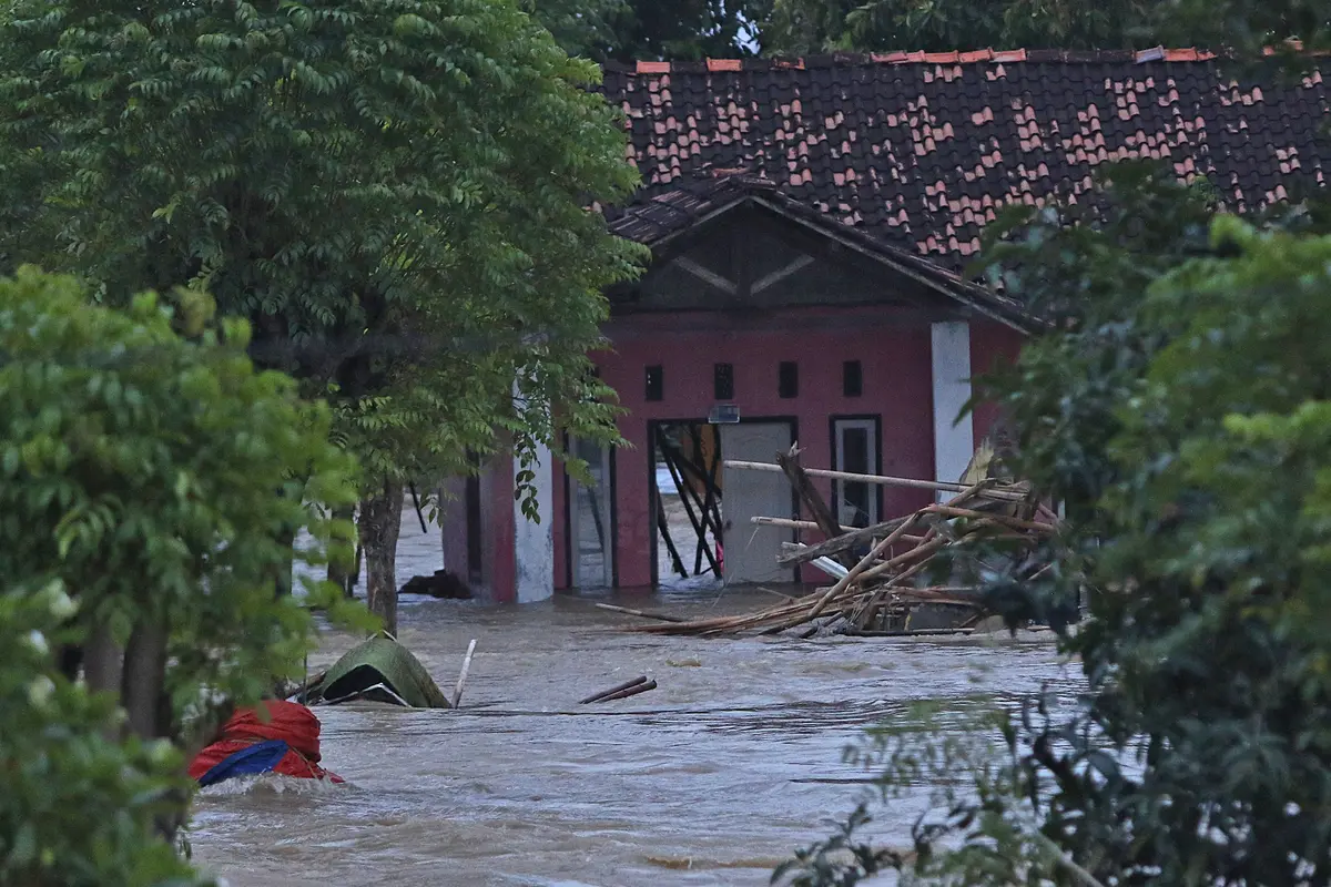 Kondisi Tanggul Sungai Citarum yang Jebol