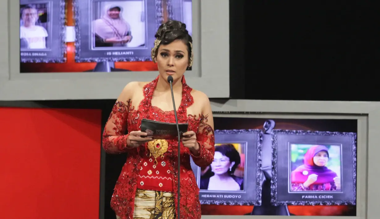 Sha Ine Febriyanti tampak cantik dengan balutan busana kebaya berwarna merah. Perannya dalam film berjudul Nay pada tahun 2015, membuatnya berhasil mendapatkan beberapa nominasi sebagai pemeran utama dari berbagai Festival Film. (Kapanlagi.com/Muhammad Rasyad)