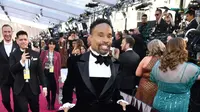 Aktor Billy Porter tiba di karpet merah Piala Oscar 2019 yang digelar di Dolby Theatre, Los Angeles, Minggu (24/2). Billy Porter hadir dengan mengenakan atasan tuksedo berbentuk gaun, dengan bagian rok yang mengembang. (Charles Sykes/Invision/AP)