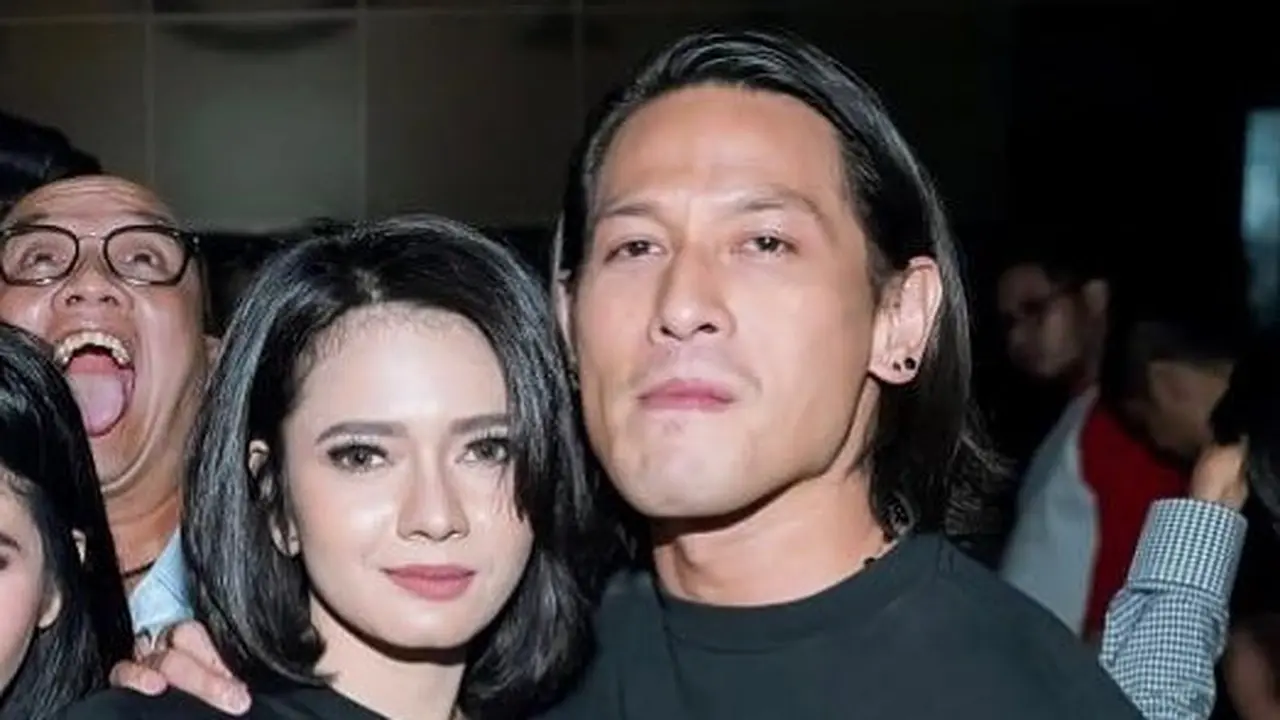 Jarang Terekspos, Ini 7 Potret Mesra Chef Juna dan Kekasih