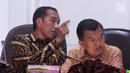 Presiden Joko Widodo (kiri) berbincang dengan Wapres Jusuf Kalla saat memimpin rapat terbatas di Kantor Presiden, Jakarta, Senin (29/4/2019). Rencana pemindahan ibu kota dilakukan demi mengurangi tingkat kepadatangan yang sudah membludak di Jakarta. (Liputan6.com/HO/Radi)