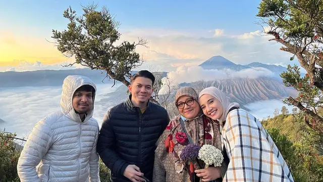 Zaskia Sungkar dan Irwansyah di Gunung Bromo.