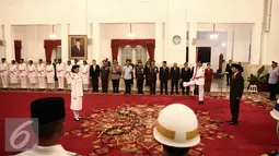 Presiden Jokowi memimpin Upacara Pengukuhan Paskibraka di Istana Negara, Jakarta, Senin (15/8). Sebanyak 68 paskibraka dikukuhkan oleh Presiden yang telah melewati seleksi dari seluruh daerah di Indonesia. (Liputan6.com/Faizal Fanani)