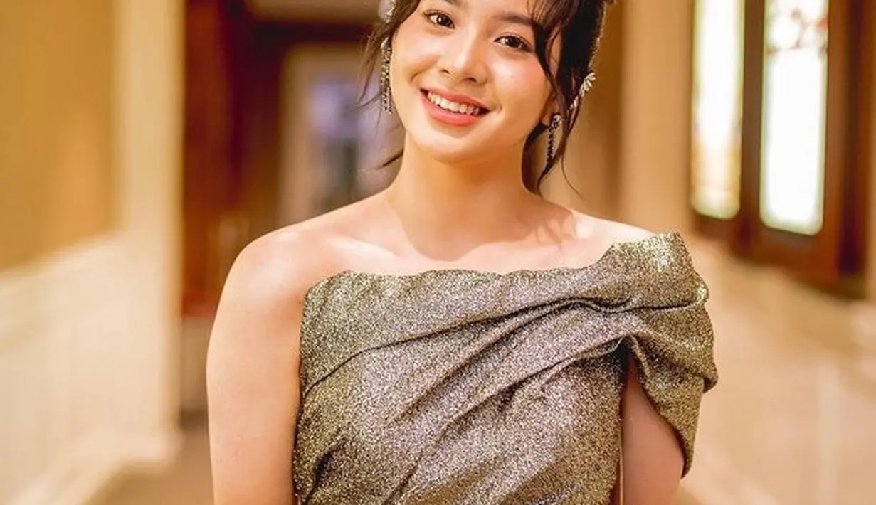 <p>Di film Ancika 1995, Zee JKT48 tampil totalitas. Pasalnya Zee JKT48 sedang sakit hingga diinfus di lokasi syuting. [Foto: instagram.com/jkt48.zee]</p>