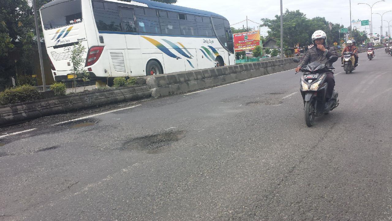 Ratusan Lubang Menganga Intai Pelintas Jalur Tegal-Brebes