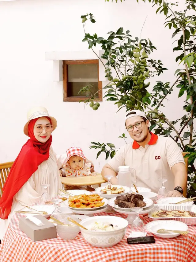 Momen Dian Pelangi dan Keluarga Piknik Di Rumah, Rayakan Ultah Suami. (Sumber: Instagram/dianpelangi)