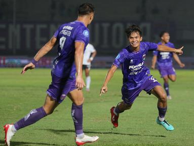 Pemain Persita Tangerang, Rifky Dwi Septiawan, melakukan selebrasi setelah mencetak gol ke gawang RANS Nusantara FC pada pekan ke-20 BRI Liga 1 2023/2024 di Stadion Indomilk Arena, Tangerang, Kamis (23/11/2023). Pendekar Cisadane menang dengan skor 3-0. (Bola.com/M Iqbal Ichsan)
