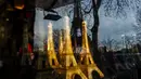 Sebagai salah satu situs yang paling banyak dikunjungi di dunia, Menara Eiffel biasanya buka 365 hari dalam setahun - meskipun terkadang mengalami pemogokan - dan diharapkan memainkan peran sentral dalam Olimpiade Paris 2024. (Dimitar DILKOFF / AFP)