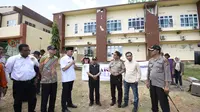Penjabat Gubernur Jawa Barat Mochamad Iriawan tengah menyalurkan bantuan secara langsung di kawasan Posko Pusat Bencana Lombok Utara di depan RSUD Tanjung. (Dok. Humas Pemprov Jabar/Huyogo Simbolon)