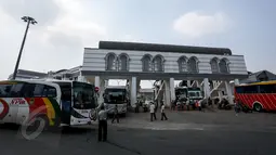 Sejumlah bus antar kota antar provinsi (AKAP) menunggu penumpang di Terminal Bus Rawamangun, Jakarta, Jumat (29/5/2015). Karena jalur terlalu sempit, berbelok, dan menanjak bus bus AKAP tidak bisa masuk. (Liputan6.com/Faizal Fanani)