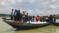 Tim penyelamat mengevakuasi jenazah korban kecelakaan kapal feri di Sungai Buriganga, Dhaka, Bangladesh, Senin (29/6/2020). Feri bernama Morning Bird tenggelam usai bertabrakan dengan kapal lain di Sungai Buriganga. (AP Photo/Al-emrun Garjon)
