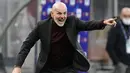 Pelatih AC Milan, Stefano Pioli menginstruksikan pemainnya saat bertanding melawan Sassuolo pada pertandingan lanjutan Liga Serie A Italia di stadion San Siro, Minggu (28/11/2021). Milan untuk sementara masih bercokol di urutan kedua dengan nilai 32. (AP Photo/Luca Bruno)