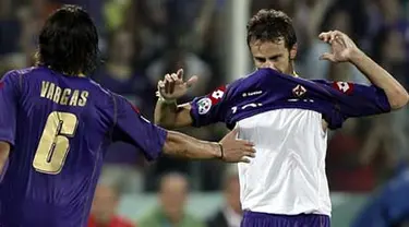 Fiorentina&#039;s Juan Vargas congratulates Alberto Gilardino after scoring against Juventus during their Serie A football match at Artemio Franchi stadium in Florence, on August 31, 2008. AFP PHOTO / NICO CASAMASSIMA