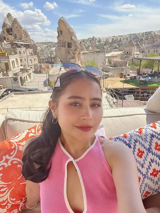 Meski mengenakan outfit ritel dengan harga terjangkau, Prilly Latuconsina mengaplikaskan aksesori mahal di rambutnya. Ia mengenakan Prada Symbol Metal Hair Clip yang serasi dengan dress yang dikenakannya. Hair clip ini diperkirakan seharga Rp7,6 jutaan.  (instagram/prillylatuconsina96)