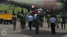 Petugas memindahkan peti jenazah dari pesawat Hercules bernomor ekor 1321 ke pesawat pengganti jenis CN 295, di Lanud Soewondo, Medan, Jumat (3/7). Pemindahan tersebut karena muncul percikan api di bagian kokpit Hercules C-130. (Liputan6.com/Johan Tallo)