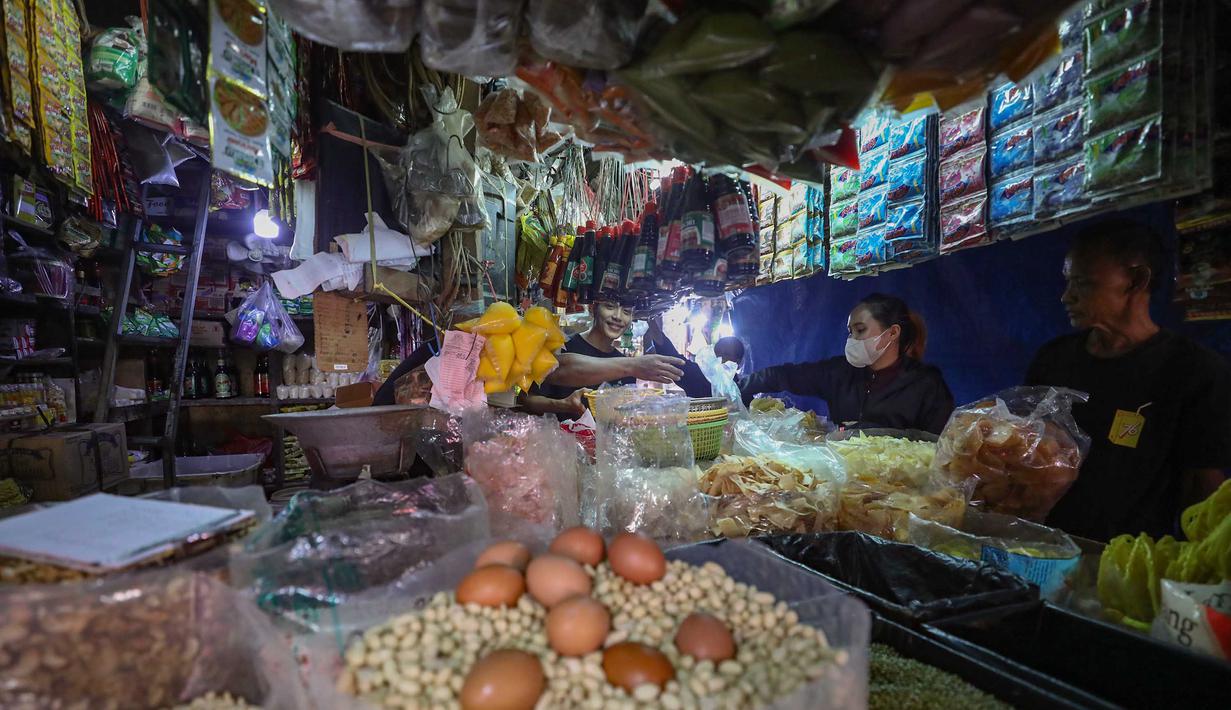 Komoditas rumah tangga yang dominan mendorong kenaikan harga, antara lain ikan segar, daging ayam ras, dan beras, disusul telur ayam ras, cabai rawit, serta daging sapi. Tampak dalam foto, aktivitas pedagang dan pembeli di pasar tradisional di Palmerah Jakarta, Jumat (3/4/2026). (merdeka.com/Arie Basuki)