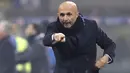 Pelatih Inter Milan, Luciano Spalletti, memberikan arahan kepada anak asuhnya saat melawan Napoli pada laga Serie A di Stadion San Siro, Rabu (26/12). Inter Milan menang 1-0 atas Napoli. (AP/Luca Bruno)