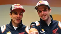 Marc dan Alex Marquez. Marc Marquez, 29 tahun, 4 tahun lebih tua dari Alex Marquez. Marc Marquez telah mengoleksi 6 gelar dunia MotoGP, 1 gelar Moto2 dan 1 gelar kelas 125cc sejak debut pada 2008. Alex Marquez masing-masing meraih 1 gelar Moto2 dan Moto3 sejak debut pada 2012. (AFP/Gabriel Bouys)