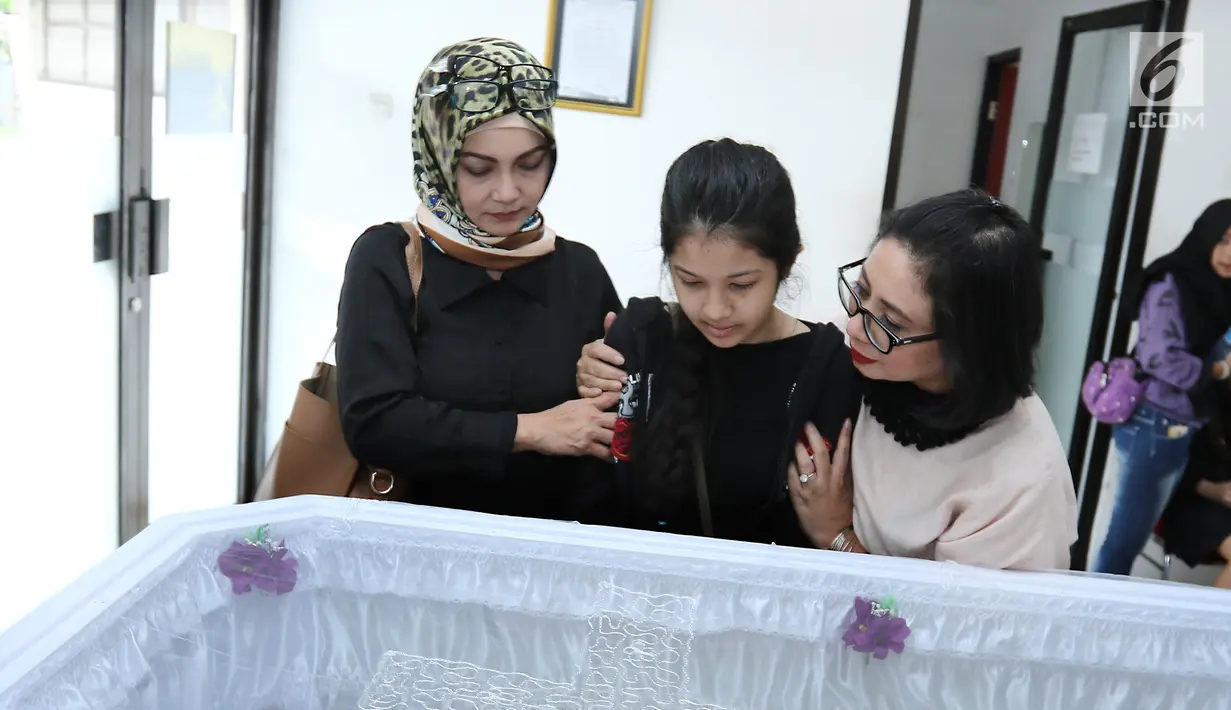 Putri kedua Yana Zein, Alika Pandora Salvine berada di dekat jenazah Yana Zein di rumah duka Fatmawati, Jakarta, Kamis (1/6). Yana Zein meninggal pada usai 44 tahun, seusai berjuang melawan kanker payudara stadium IV. (Liputan6.com/Herman Zakharia)