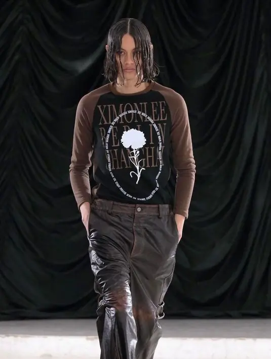 Serta dipadu dengan leather pants warna coklat selaras.