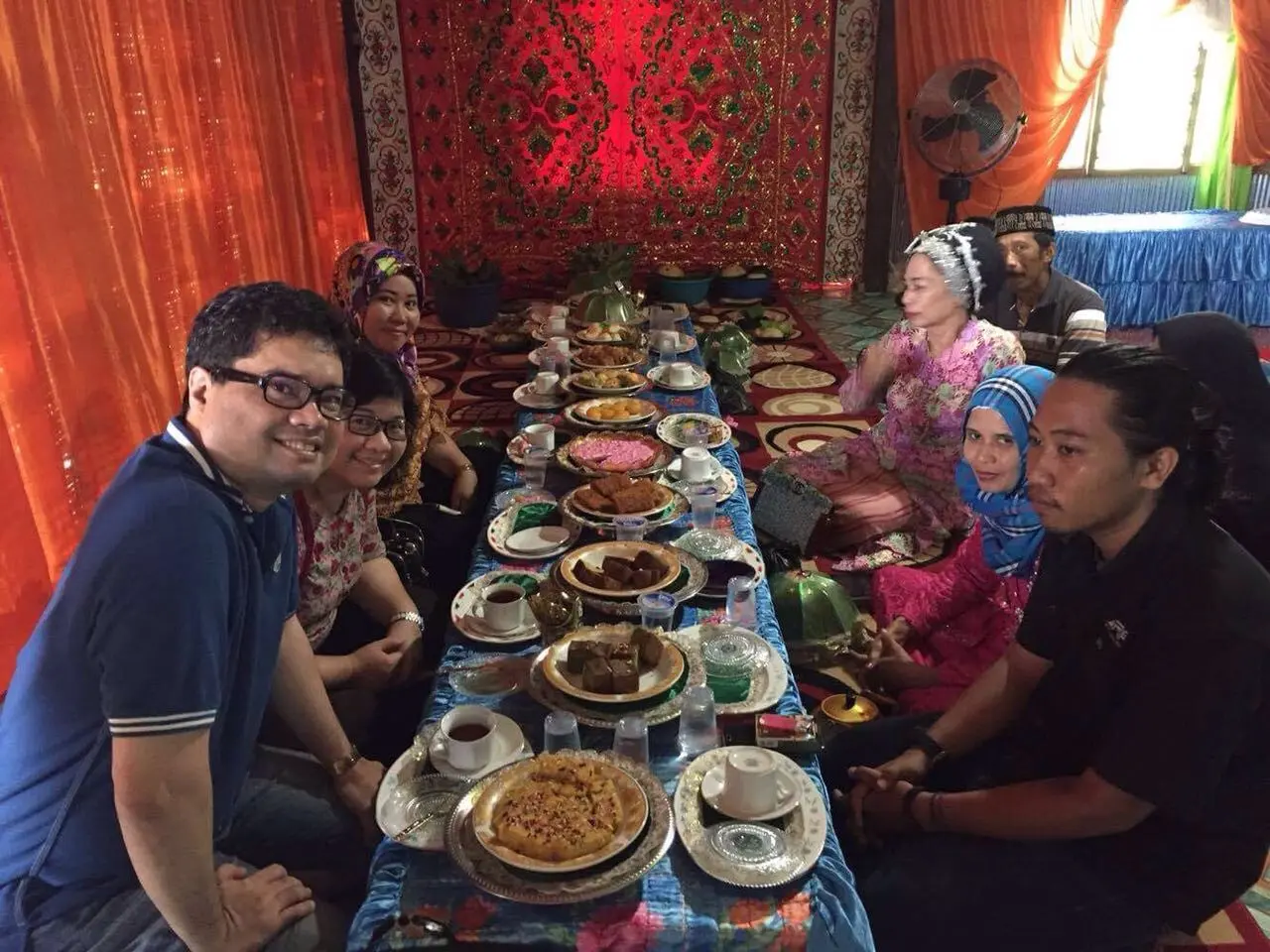 Ananda Sukarlan berfoto bersama warga Pangkep, Sulawesi Selatan dan para Bissu (Foto: Dok. Ananda Sukarlan)