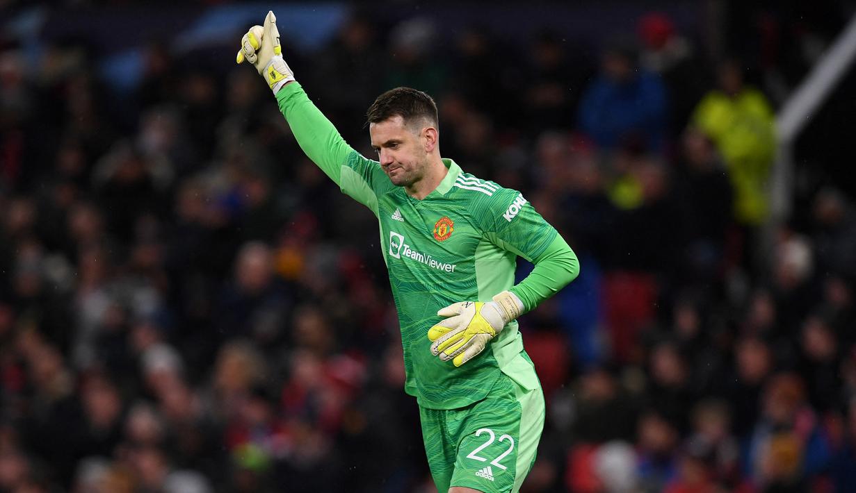 Tom Heaton. Kiper Inggris berusia 36 tahun ini didatangkan Manchester United dari Aston Villa dengan status bebas transfer pada awal musim 2021/2022 setelah membela The Villans selama 2 musim mulai 2019/2020 hingga 2020/2021. Musim 2022/2023 ini ia diplot untuk melapis David De Gea usai dipinjamkannya Dean Henderson ke Nottingham Forest. Sejatinya ia adalah kiper didikan Akademi Manchester United yang dipromosikan ke tim senior pada 2004/2005. Namun akibat gagal menembus skuat utama, ia lantas dipinjamkan ke beberapa klub di Liga Inggris hingga akhirnya meninggalkan Old Trafford secara permanen pada awal musim 2010/2011 menuju Cardiff City. (AFP/Paul Ellis)
