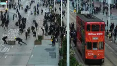 Demonstran memblokade jalan raya dengan batu bata, Hong Kong, Senin (11/11/2019). Ketegangan di Hong Kong semakin meningkat setelah polisi menembak seorang demonstran hingga kritis. (AP Photo/Vincent Yu)