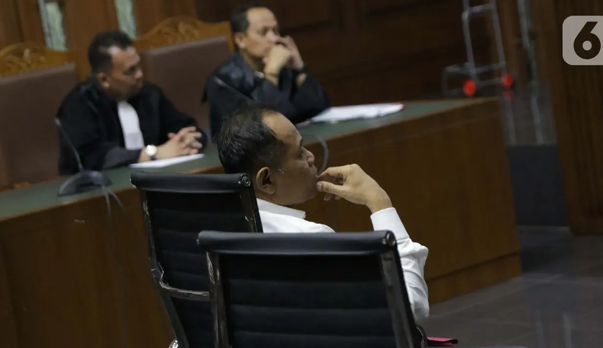 Terdakwa kasus dugaan kepemilikan senjata api illegal, Habil Marati saat menjalani sidang lanjutan di Pengadilan Negeri Jakarta Pusat, Kamis (3/10/2019). Jaksa juga mendakwa Habil sebagai penyandang dana pembelian empat pucuk senjata api dan peluru ilegal. (Liputan6.com/Helmi Fithriansyah)