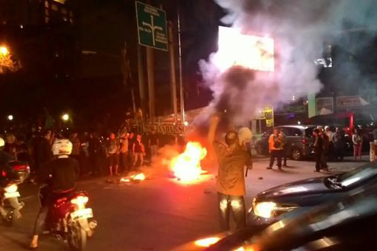 Tolak Kenaikam Harga BBM, Mahasiswa HMI Blokir Jalan di Cikini