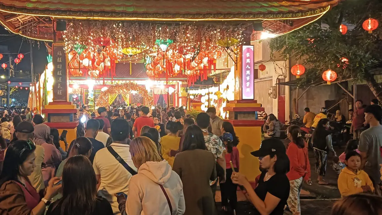 Ribuan warga memadati kompleks yang terdiri dari tiga klenteng tersebut yakni Kwan Kong, Ban Hing Kiong, dan Kong Zi Miao pada, Selasa (28/1/2025).