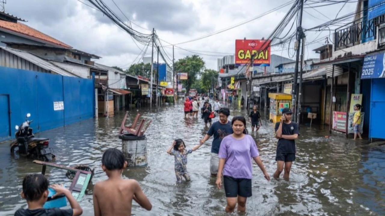 Hujan Deras Mengguyur Jakarta Sejak Dini Hari, 61 RT Terendam Banjir