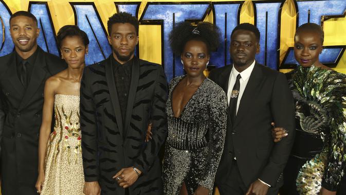 Aktor Michael B.Jordan, Leitia Wright, Chadwick Boseman, Lupita Nyong'o, Daniel Kaluuya dan Danai Gurira berpose untuk fotografer saat tiba di pemutaran perdana film 
