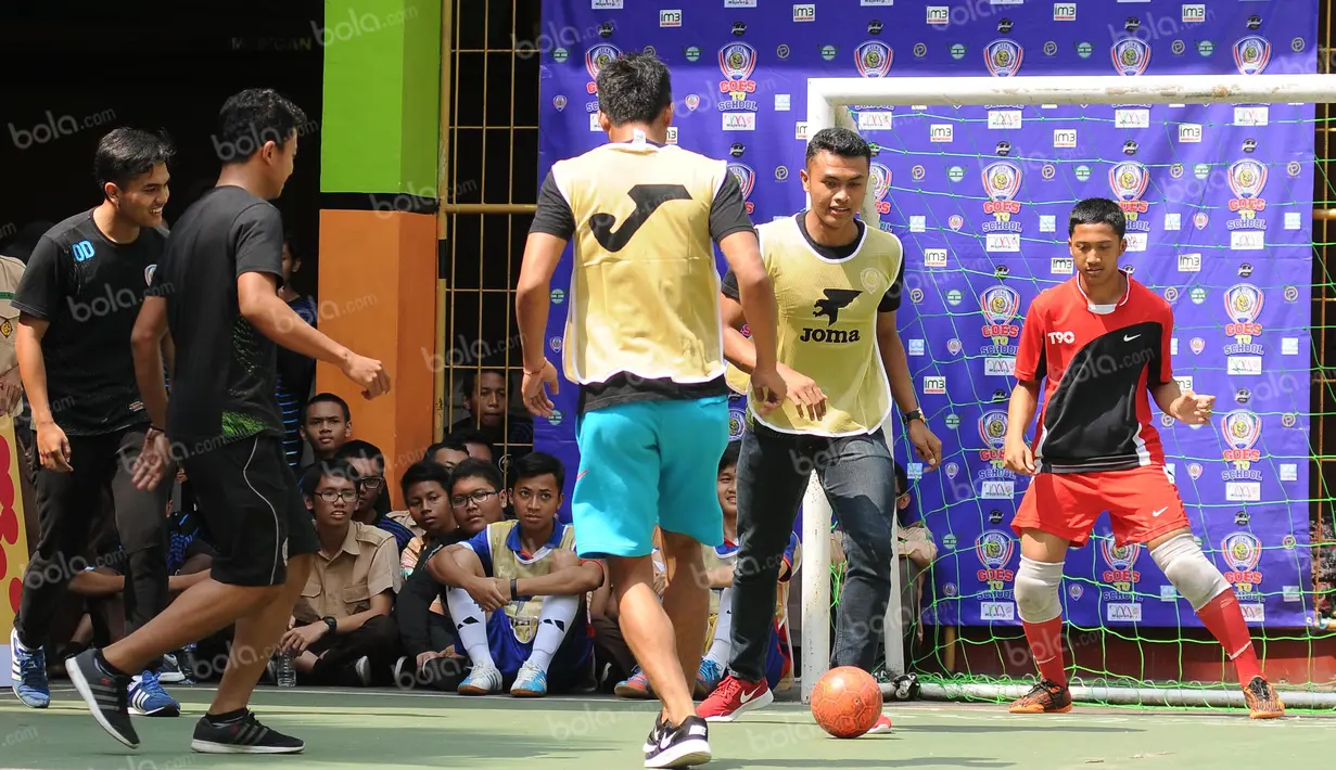 Junda Irawan dan rekan-rekannya bertanding futsal melawan tim sekolah SMAN 3 Kota Malang dalam acara Arema Goes to School. Sabtu (30/4/2016).(Bola.com/Iwan Setiawan)