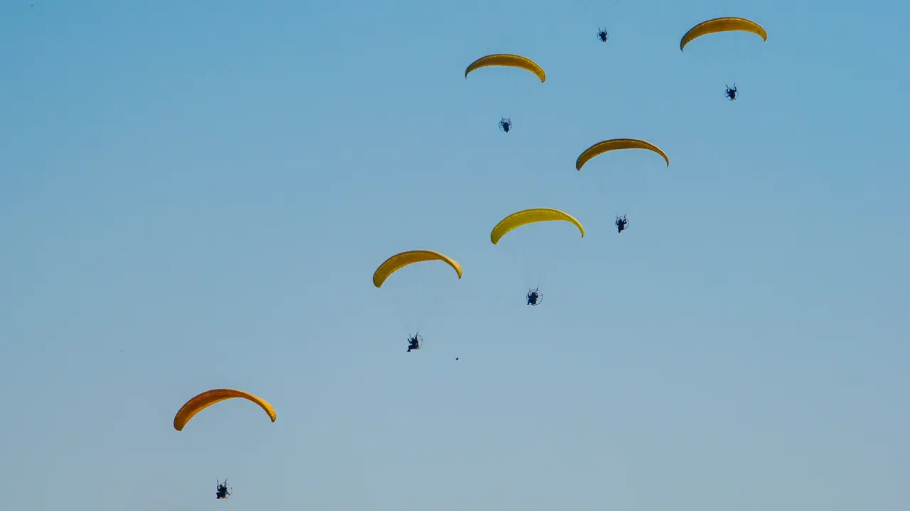 Pertunjukan Aerobatik di Langit Mongolia Dalam