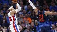 Tobias Harris melepaskan tembakan saat Pistons menghadapi Thunder (AP)