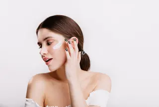 Skincare dasar sebelum makeup agar kulit berjerawat tetap nyaman dan tampak flawless. (Foto: lookstudio/Freepik)