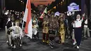 Kontingen Indonesia mengikuti defile dalam pembukaan Paralimpiade Paris 2024 di Place de la Concorde, Kamis (29/8) dini hari WIB. (Julien De Rosa/Pool Photo via AP)