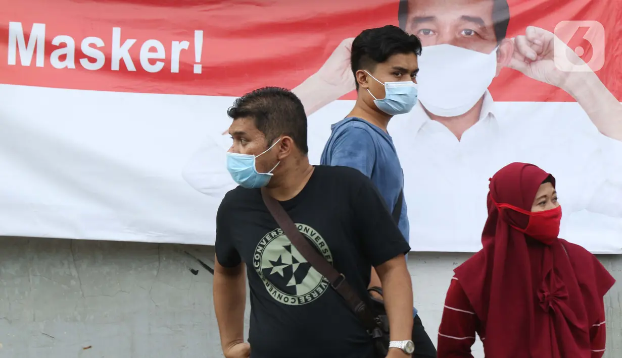 Spanduk sosialisasi terpasang di sekitar Pasar Blok A Tanah Abang, Jakarta, Selasa (1/9/2020). Hingga Selasa (1/9). jumlah kasus aktif COVID-19 di Jakarta mencapai 8.764 orang (yang masih dirawat/isolasi mandiri). Dan jumlah kasus konfirmasi secara total 41.250. (Liputan6.com/Helmi Fithriansyah)