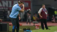 Ekspresi emosional pelatih Persib Bandung, Igor Tolic saat mendampingi tim asuhannya bertandang ke markas Garudayaksa FC, Stadion Pakansari Bogor dalam lanjutuan pekan ketujuh BRI Super League 2026/2027, Minggu (25/10/2026). (Bola.com/Budy Santoso)