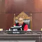 Hakim Konstitusi Saldi Isra saat sidang putusan uji materi UU Pemilu terkait batas usia capres-cawapres yang dilayangkan pemohon Almas Tsaqibbirru dalam gugatan nomor 90/PUU-XXI/2023. (Liputan6.com/Nanda Perdana Putra)