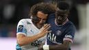 Gelandang Olympique Marseille Matteo Guendouzi berebut bola dengan gelandang Paris Saint-Germain (PSG) Idrissa Gueye pada laga Liga Prancis pekan ke-32 di Parc des Princes, Senin (18/4/2022) dini hari WIB. PSG vs Marseille berakhir dengan skor 2-1. (AP Photo/Francois Mori)