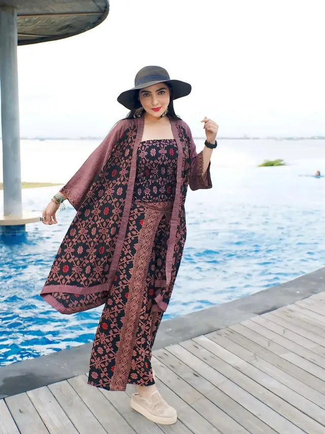 Gaya Turis Modis dari Ashanty Saat Liburan ke Bali, Pakai Wastra Modern dari Brand Lokal Kesayangannya