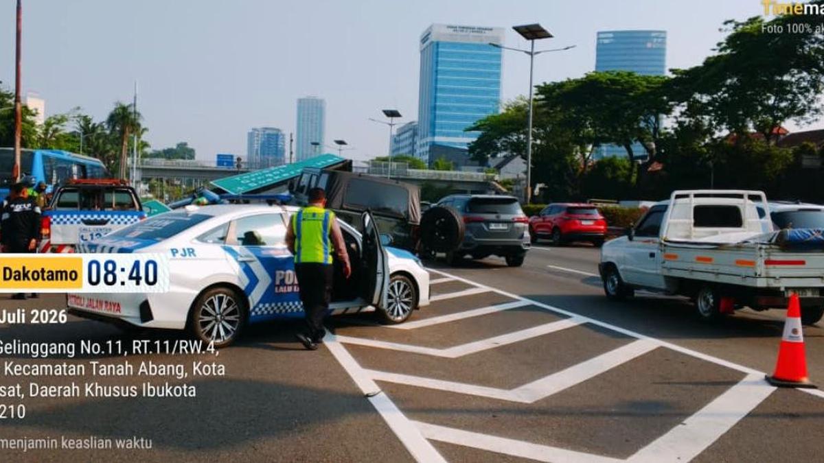 Maung Tabrak Tiang Rambu di Tol Dalam Kota, Dua Korban Luka