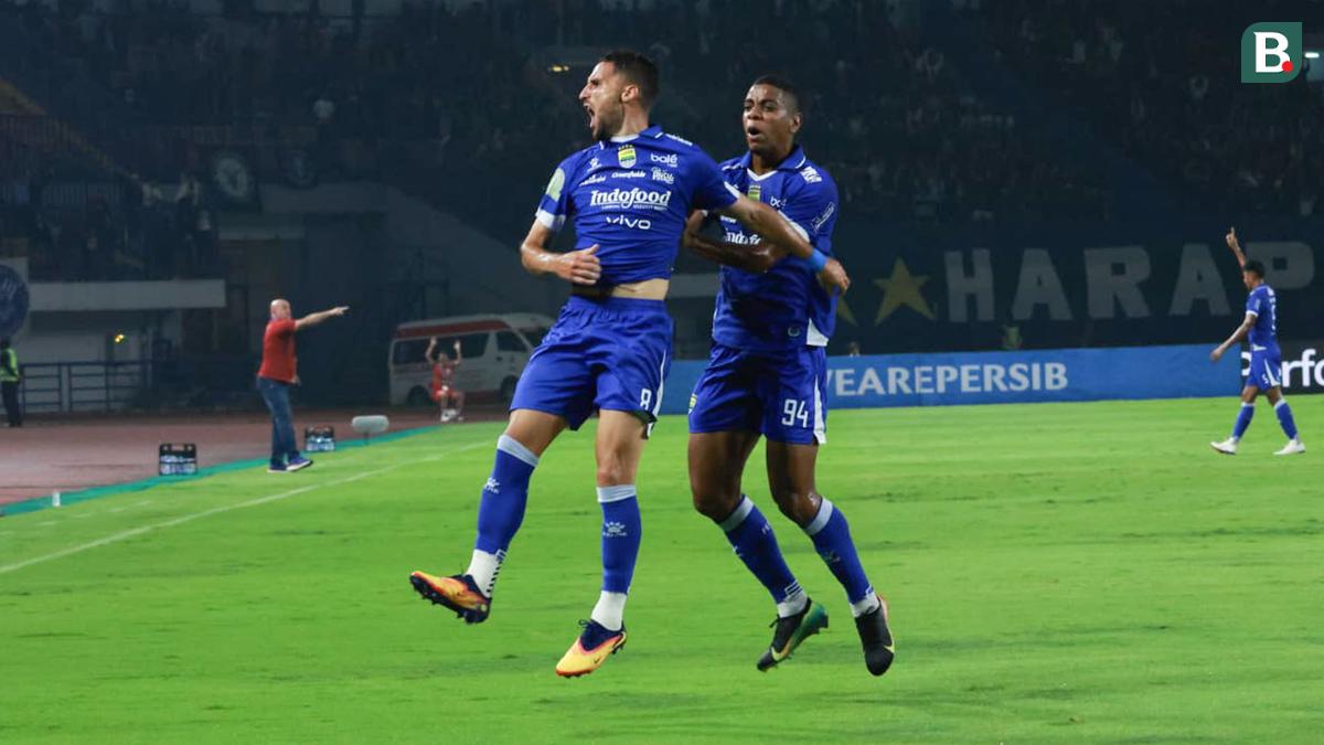 Foto: Persib Bandung Terlalu Superior, Persis Solo Tak Berdaya Hadapi 10 Pemain Maung Bandung di BRI Super League