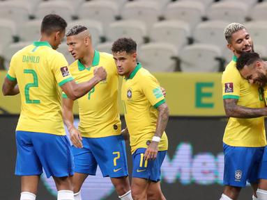 Pemain Brasil merayakan gol yang dicetak Philippe Coutinho ke gawang Bolivia pada laga kualifikasi Piala Dunia 2020 di Corinthians Arena, Sabtu (10/10/2020) pagi WIB. Brasil menang 5-0 atas Bolivia. (AFP/Amanda Perobelli/poll)