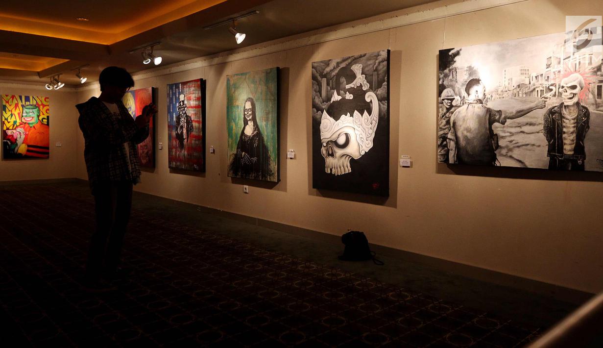 Pengunjung melihat Pameran Visual bertajuk "Pang! No Border, No Class" yang di selenggarakan di Galeri Cipta 3, Tim, Jakarta Pusat (22/4). Pameran ini di gelar sampai tanggal 30 April 2018 mendatang. (Liputan6.com/Johan Tallo)