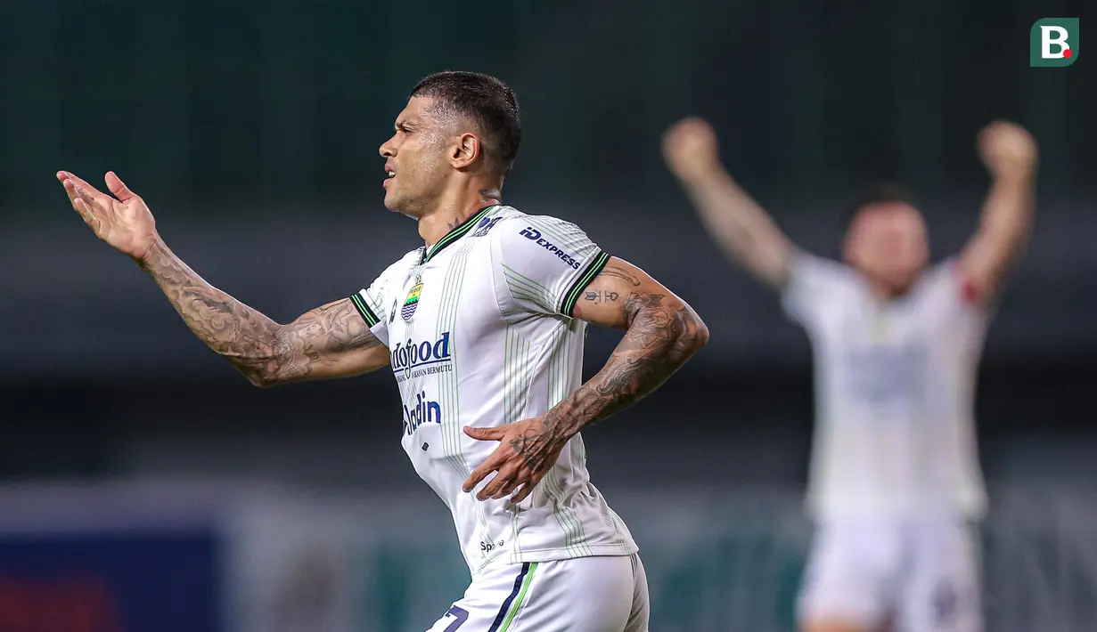 Pemain Persib Bandung, Ciro Henrique melakukan selebrasi setelah mencetak gol kemenangan timnya pada laga lanjutan BRI Liga 1 2023/2024 antara Bhayangkara FC melawan Persib Bandung di Stadion Patriot Candrabhaga, Bekasi, Sabtu (23/09/2023). (Bola.com/Bagaskara Lazuardi)